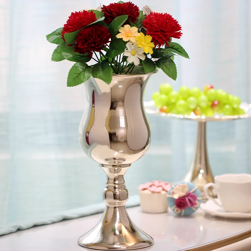 Роскошная металлическая ваза серебряного цвета для свадебного стола