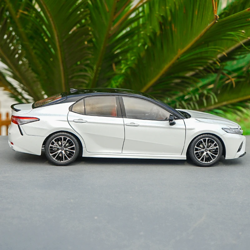Модель автомобиля Toyota Camry 1/18 Sport 8 поколения с черным верхом коллекция подарков