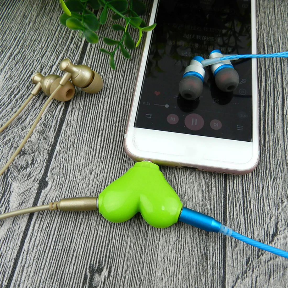 3.5 mm Heart Shaped Audio AUX Headphone Earphone Splitter 2 Colors Music Share