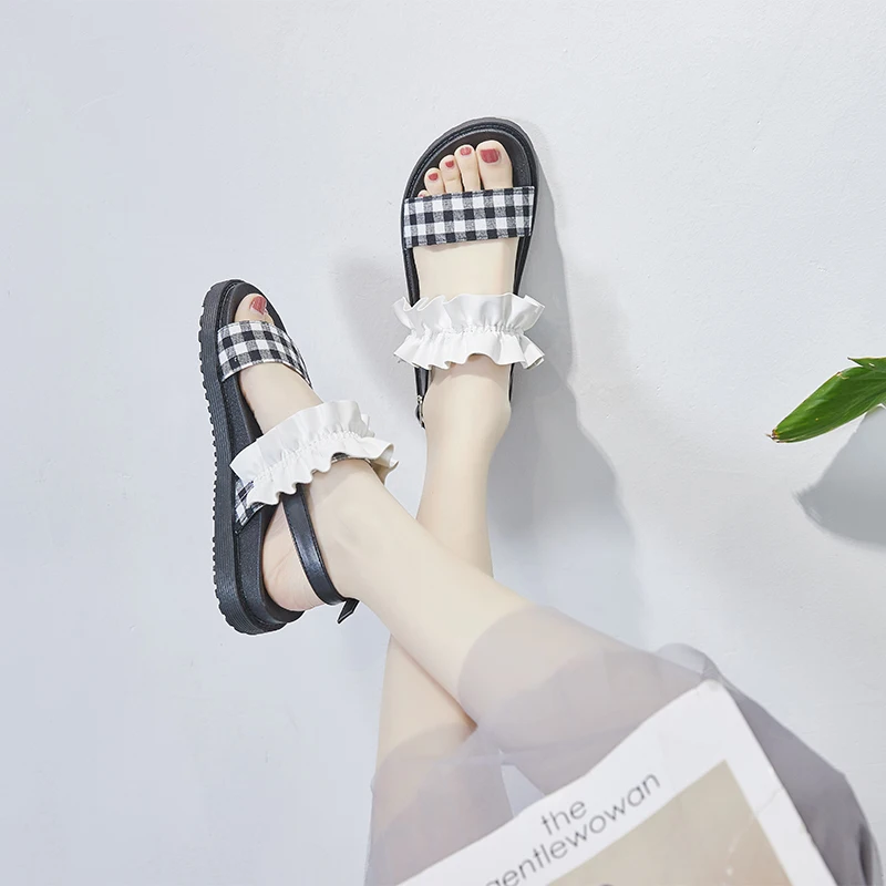 

Sandals female student wild flat-bottomed skirt 2019 new thick-soled fairy wind Roman summer sandals female sandalias mujer