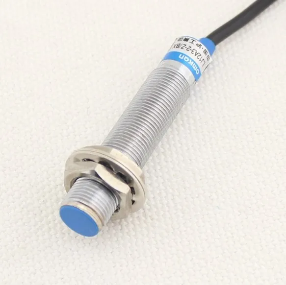 Недалеко от переключателя LJ12A3 2 Z/DC24V Полный Винт похоронен Тип PNP три линии обычно