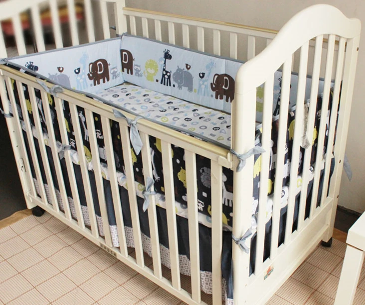 Акция! 5 шт. Вышивка cot протектор Бамперы для автомобиля новорожденных кроватки Пеленальные принадлежности набор хлопка кроватку постельное белье,(4 бампер+ покрывало
