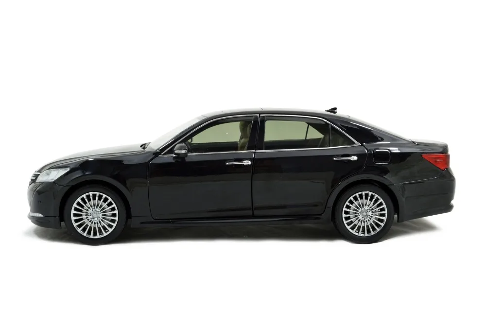 Toyota_Crown_2015_BK_10