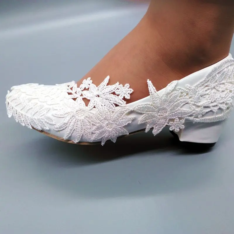 Белые кружевные свадебные туфли для невесты; женские туфли ручной работы на низком квадратном каблуке 4 см; элегантные свадебные туфли-лодочки с кружевными цветами - Цвет: Белый
