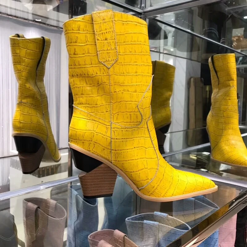 Ботинки в ковбойском стиле из крокодиловой кожи синего и желтого цвета; botas mujer; ковбойские ботинки для женщин; дизайнерские ботинки до середины икры на массивной танкетке