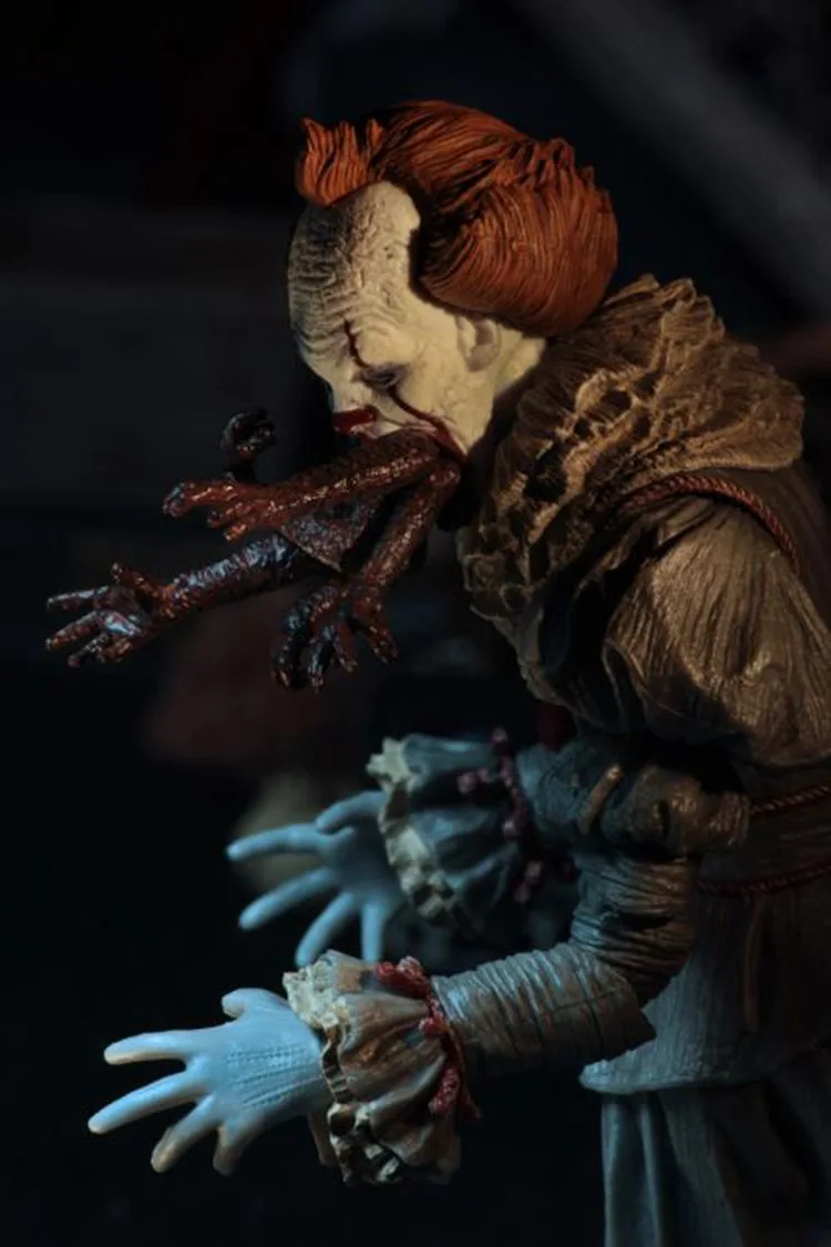Фигурка NECA Stephen King's It Ultimate Pennywise со светодиодный подсветкой из ПВХ коллекционная