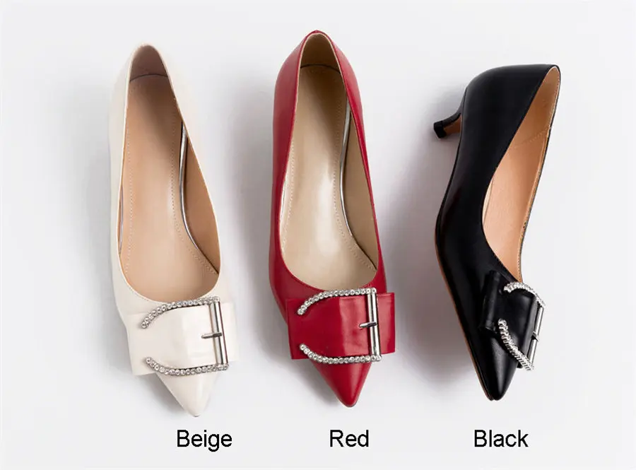 Женские туфли-лодочки с пряжкой и кристаллами; туфли на низком каблуке-шпильке с рюмочкой; цвет красный, черный, бежевый; свадебные модельные туфли из микрофибры; офисные женские туфли без застежки с острым носком