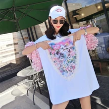 Бренд в стиле хип-хоп; коллекция года; сезон лето; милая свободная длинная футболка с длинными рукавами, расшитая блестками, кружевом, с рисунком кота и лепестками; короткий рукав