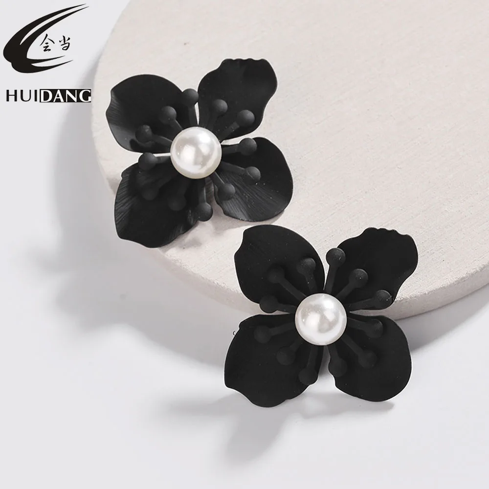 

Trendy popular metal painted black flower stud earrings with pearl flower core statement flora earring