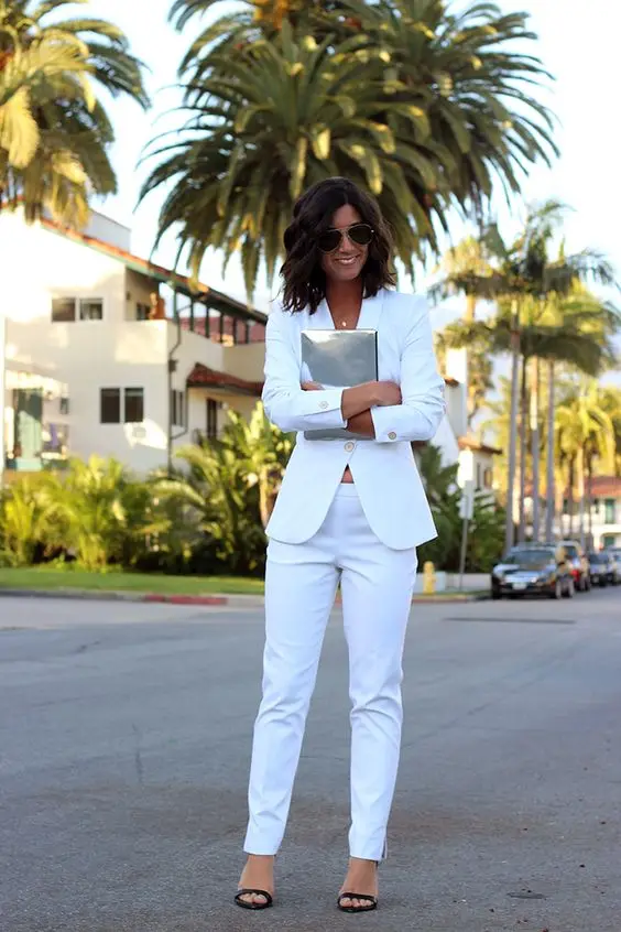 Фрак женский белый. Белые брюки и пиджак женский. Белые брюки и пиджак женский. Черно белый брючный костюм. Белый пиджак с серыми джинсами женский.