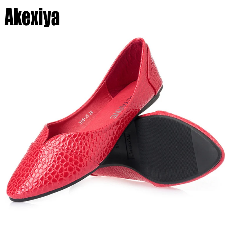 

2020 womens shoe Woman Leather Flat Shoes Fashion Hand-sewn Leather Loafers Female hole hole shoes Women Flats f1016