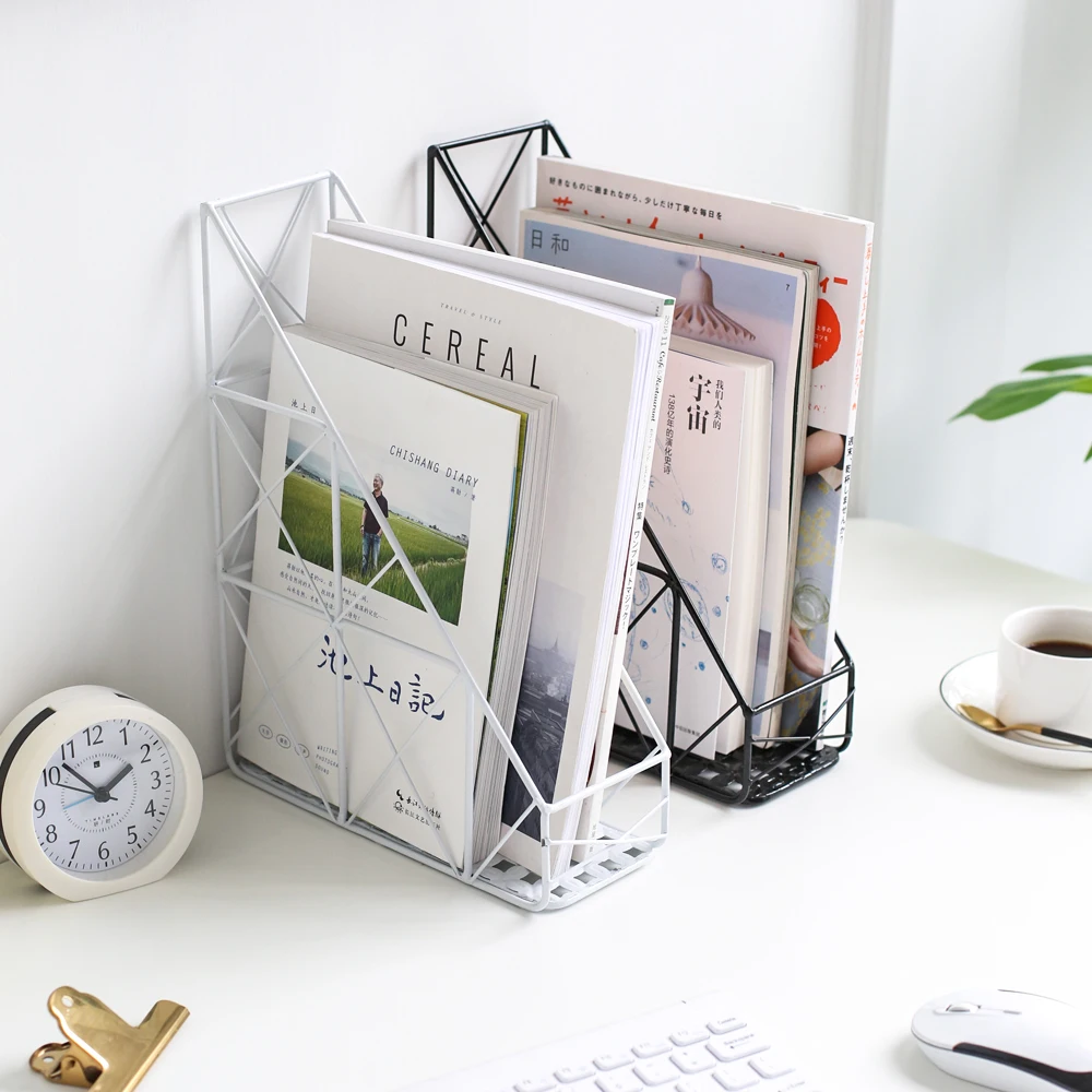 Ins شعبية أوروبا نمط الحديد كتاب تخزين والرفوف هوك نوع حامل المجلات الإبداعية سطح المكتب أسود أبيض رف معدني