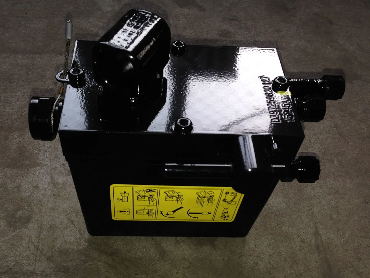 

Weichai engine China SHACMAN Delong X3000 NEW M3000 Truck Spare Parts Electric oil pump DZ97259820127