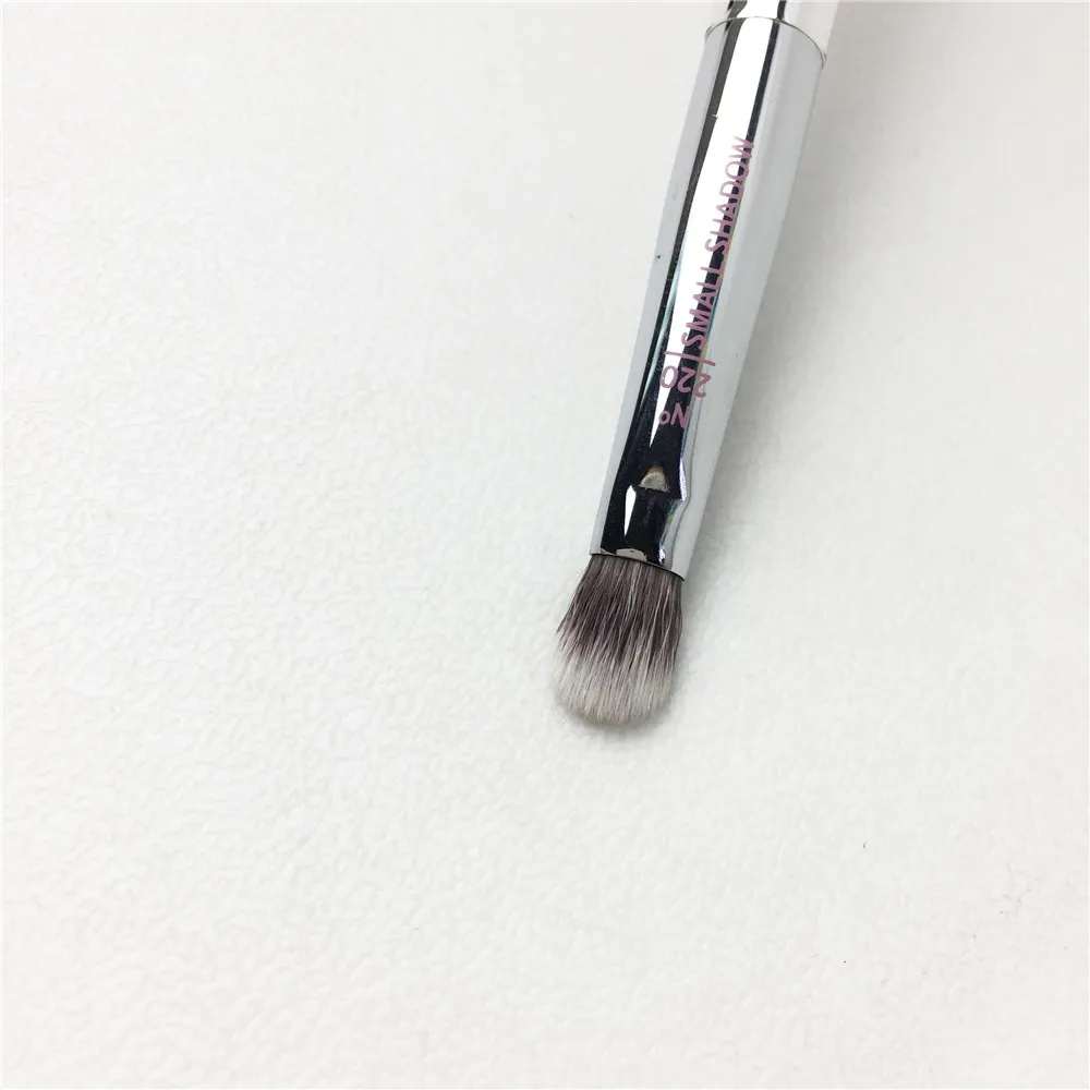 It Cosmetics Live Beauty Fully 220 Small Shadow Brush _ 1