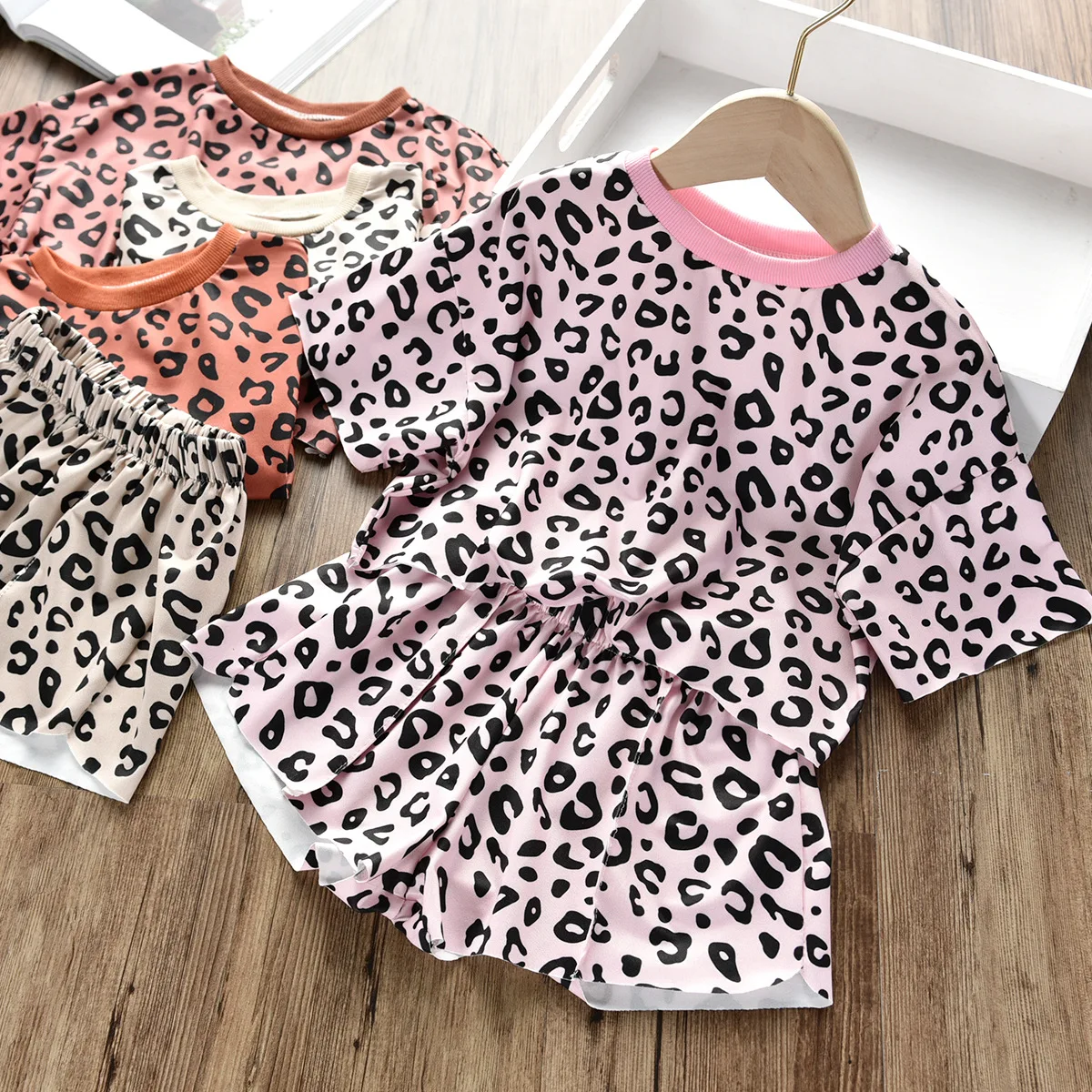 

Summer Two-piece Short Sleeve Children Sets Leopard Fashion Girls Clothing Sets Top+Shorts Pants Outfits Straw Clothing