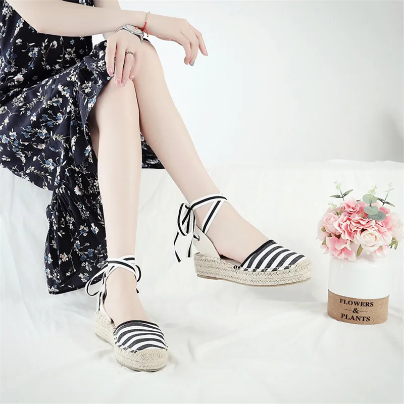 Женские сандалии на танкетке с ремешками на лодыжках в римском стиле повседневные кружевные мокасины в полоску белого/черного цвета; обувь с перекрестной шнуровкой; эспадрильи; большие размеры