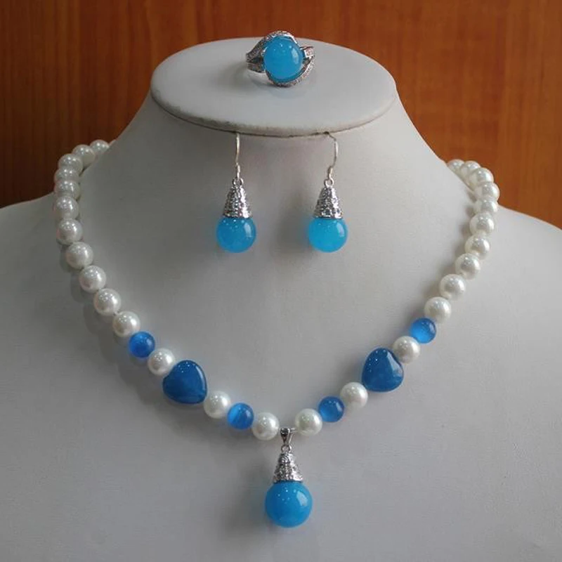 

The lady's Necklace/Bracelet jewelry set is engaged.-nsasdfvghjhj