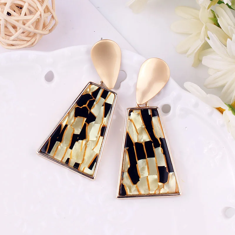 

LUBOV Geometric Gold Color Metal Vintage Pattern Resin Stone Inlaid Trapezoid Drop Earrings Dangle Earrings Women Jewelry 2019