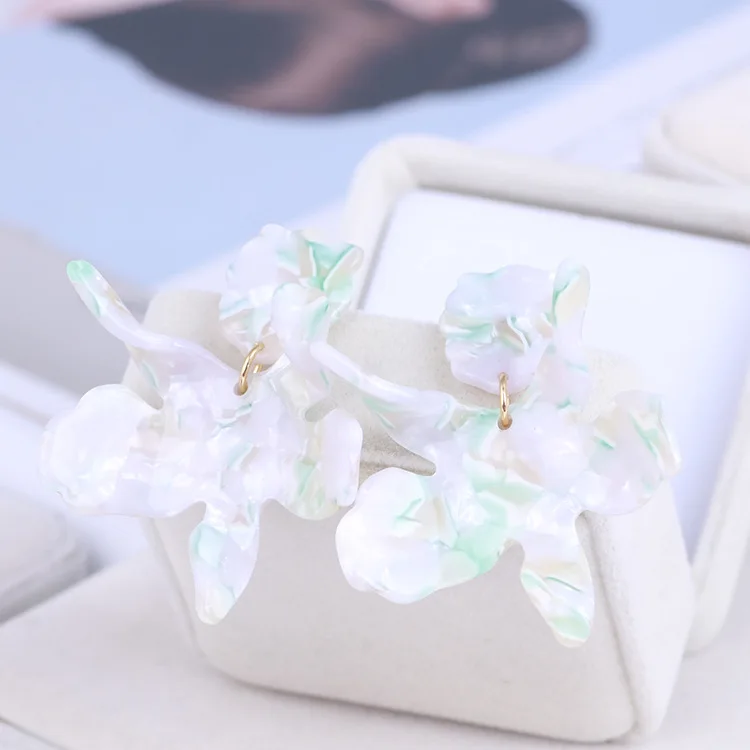 

European and American jewelry wholesale exaggerated temperament white resin flower atmosphere fashion earrings earrings