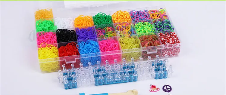 Детский набор для самостоятельного создания браслетов. В комплекте резинки, станок для плетения браслетов и вязальный крючок
