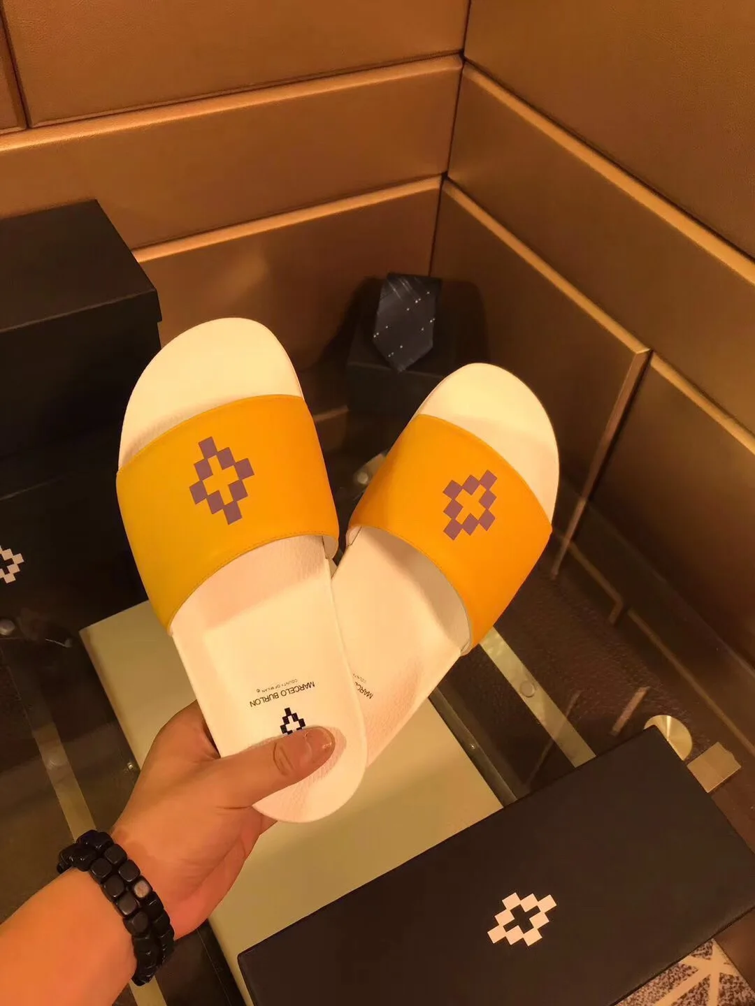 

2019 Marcelo Burlon Mix Colour Logo Printed Men Slippers Summer Streetwear Italy Style Beach Slippers Casual Flat Summer Shoes