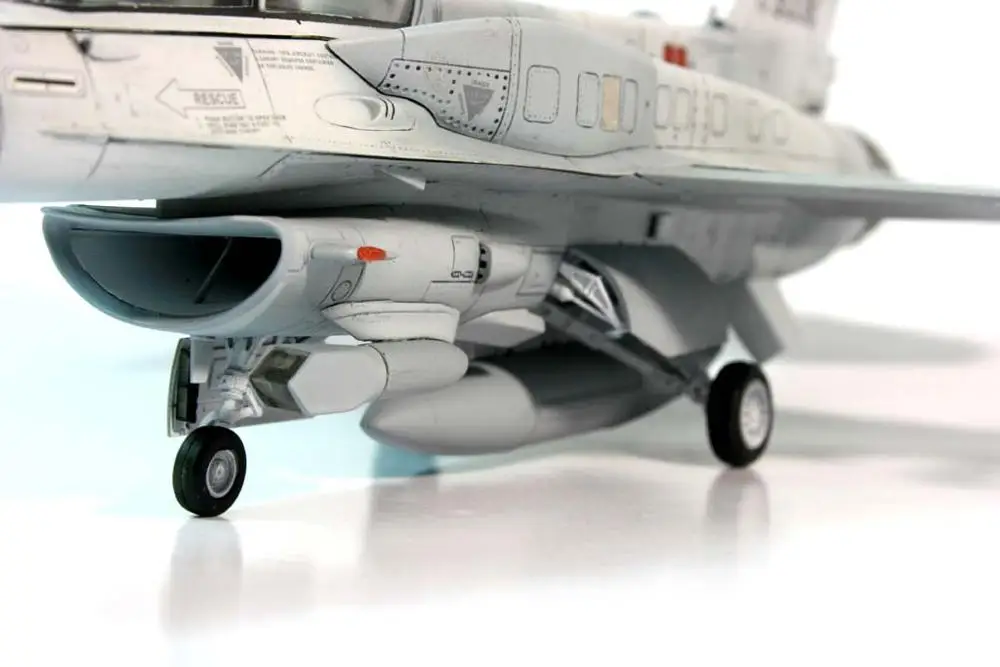 Kinetic 1/48 F-16F блок 60 модель самолета комплект