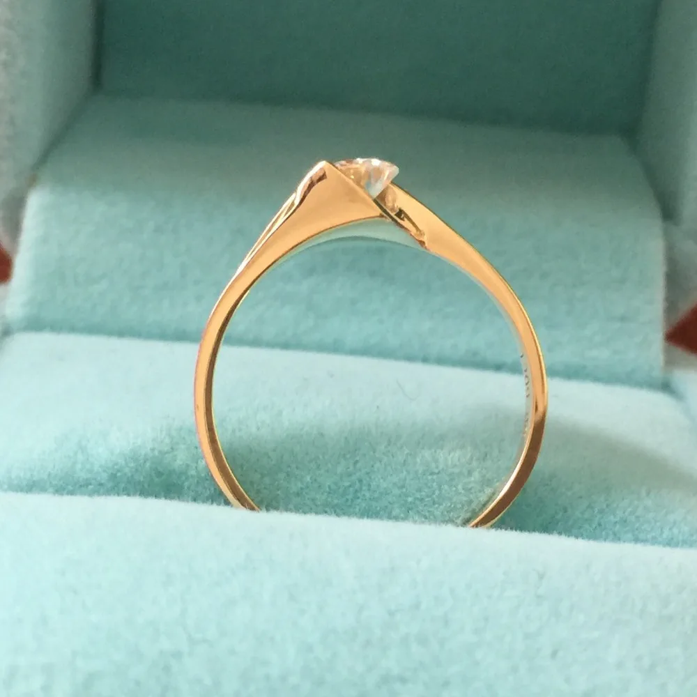 0.6CT Косынка круглый Сона имитированный алмаз кольцо Обручение кольцо из стерлингового серебра ювелирные изделия Pt950 штампованные 24 K желтое позолоченное кольцо с овальной вставкой