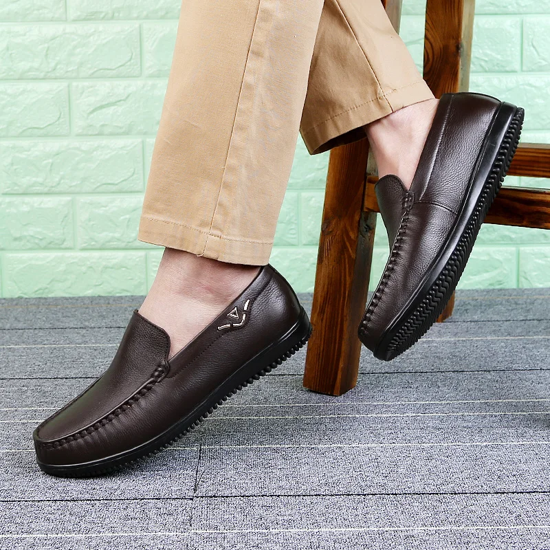

Size 37-47 Genuine Leather Men Shoes Slip on Round Toe Driving Loafers Fashion Metal Design Men Shoes Flat Leather Shoes Men