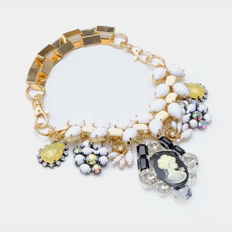 

Amorita boutique Beautiful head relief exaggerated retro necklace