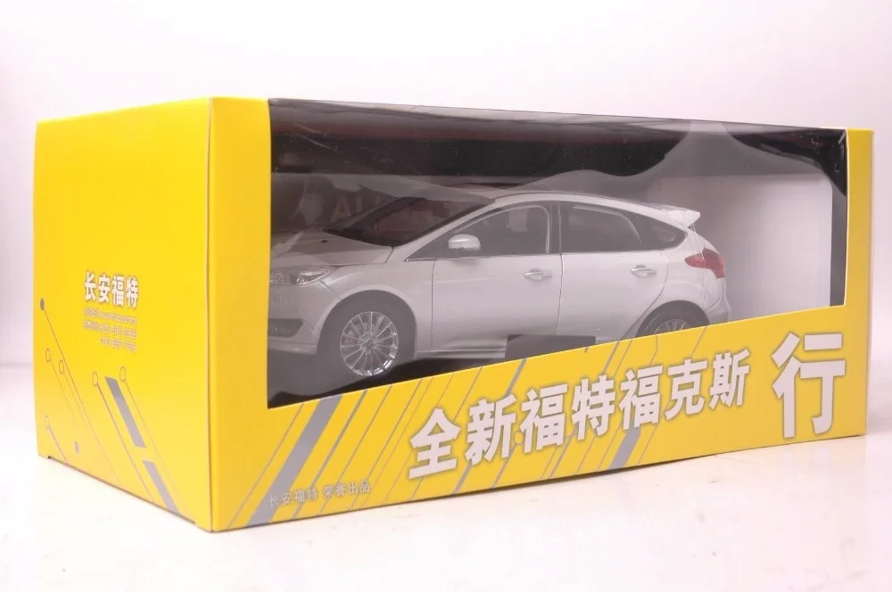 Ford Focus 2015 car model in scale 118 white (11)