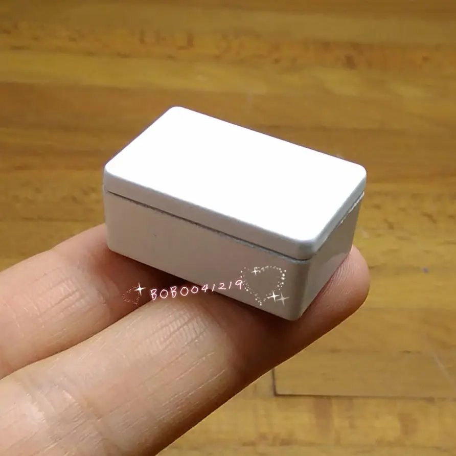 

Dollhouse Miniature 1:12 Toy A White Metal Storage Box Length 2.9cm SPO391