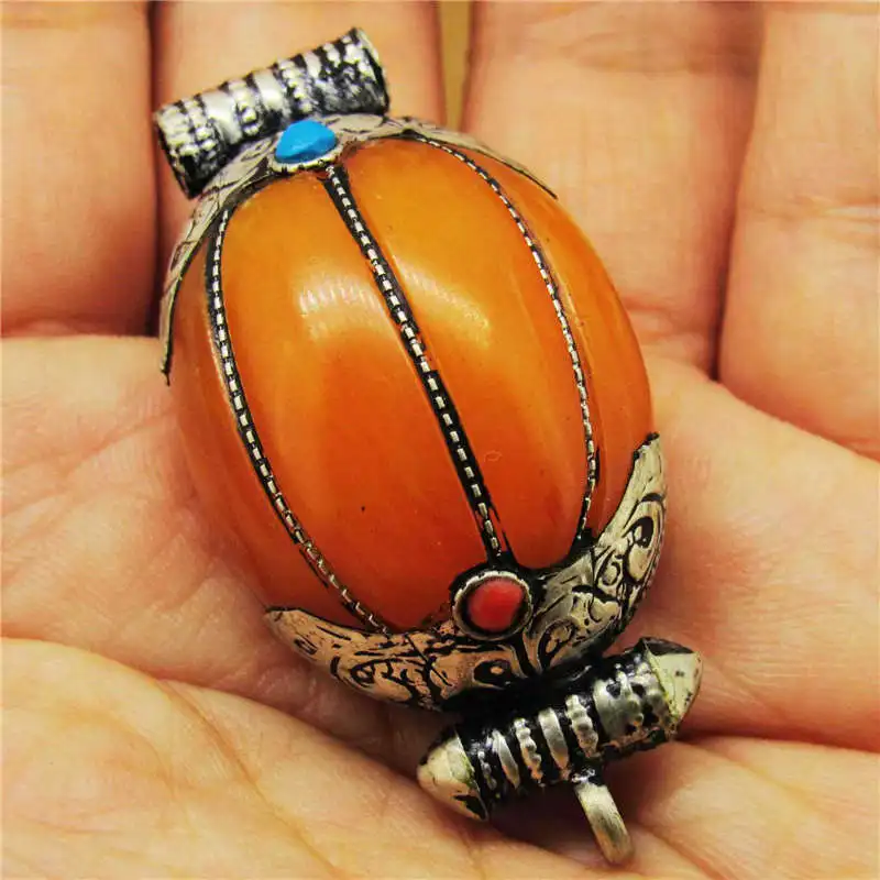 

TBP089 Nepal Vintage Jewelry Tibetan Silver Capped Copa Resin Oval Egg Pendants