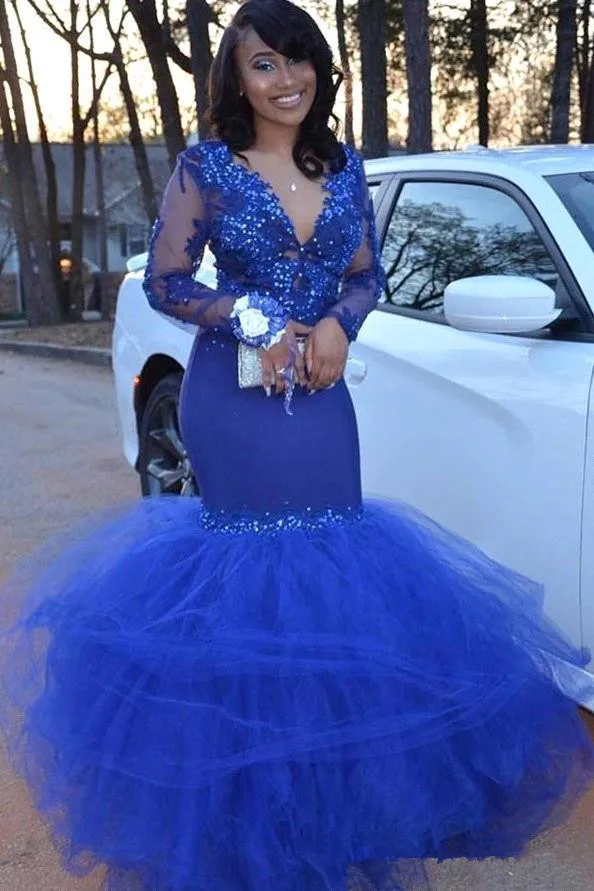 Zwarte Meisjes Royal Blue Prom Dresses 2019 Sheer Lange Mouwen Applicaties Kralen Mermaid V-hals Ruches Tule Rok Lange Avond jassen Zwarte Meisjes Royal Blue Prom Dresses 2019 Sheer Lange Mouwen Applicaties Kralen Mermaid V-hals Ruches Tule Rok Lange Avond jassen