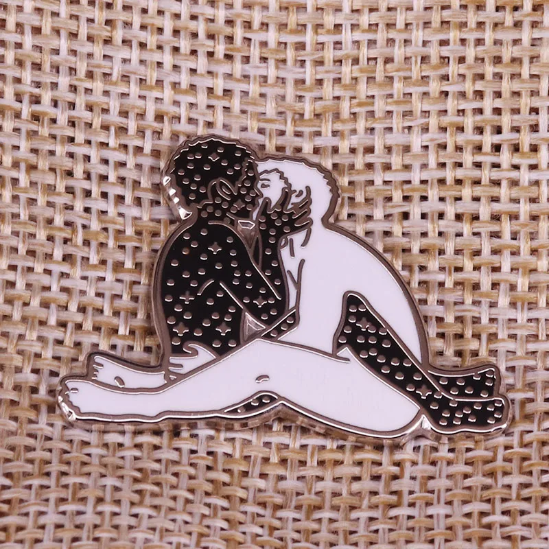 

Valentine's Day Gift for boyfriend girlfriend Kissing couple for men women lapel pin Jewelry Button Accessories