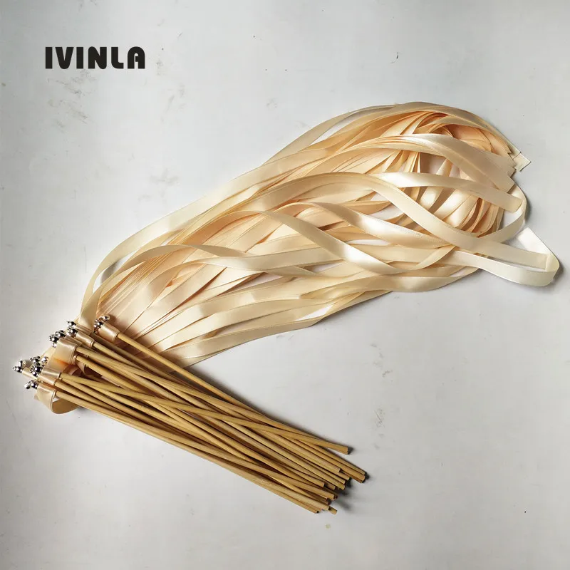 

50 шт./лот палочки из кремовой бежевой свадебной ленты с золотым колокольчиком для свадебного украшения