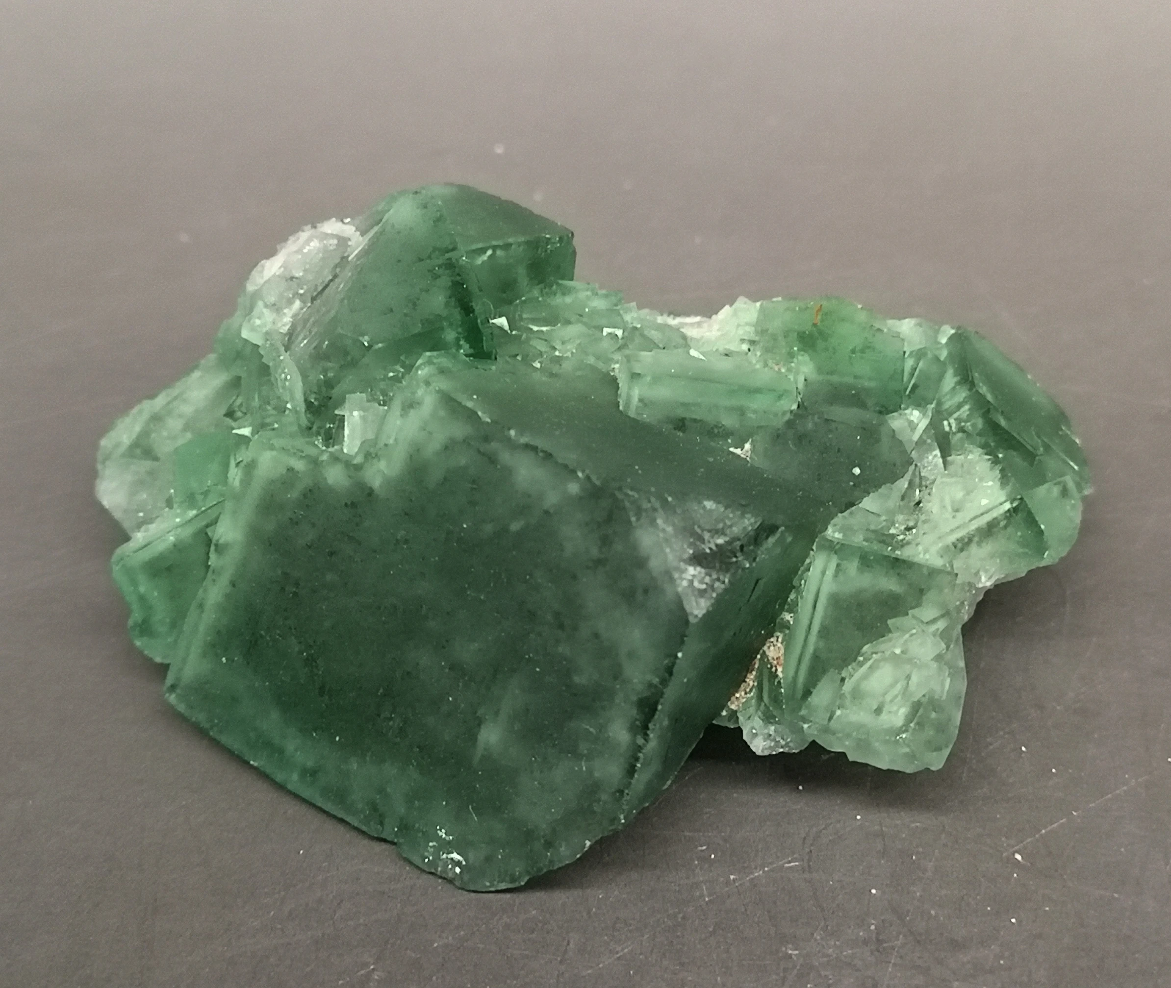 249 г натуральный большой кристалл зеленый флюорит кластер минеральные хрустальные образцы камней и кристаллов целебный кристалл