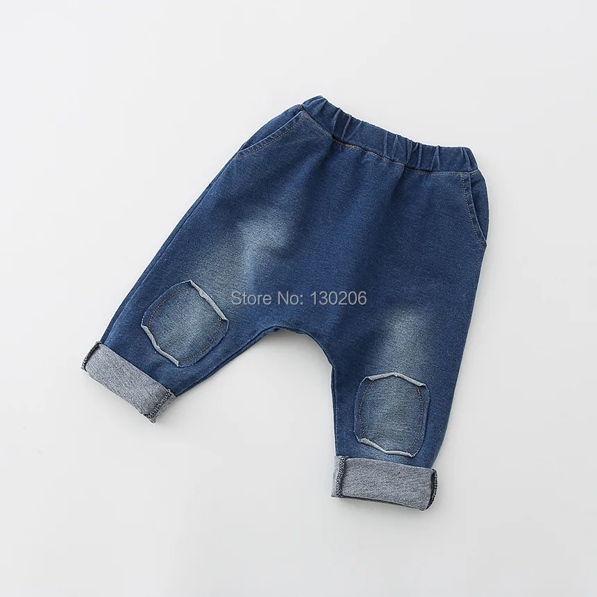 Коллекция года, весенне-осенние новые детские джинсы с карманами модные милые брюки для маленьких мальчиков и девочек с перекрещивающимися штанами индивидуальные джинсы с заплатками, брюки