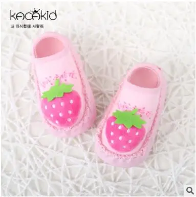 pink strawberry Прекрасный детская обувь Носки для девочек Дети младенческой с рисунками фруктов Носки для девочек мальчиков/девочек носки-тапочки Кожаная подошва Нескользящая Толстая Полотенца носки для девочек - Цвет: pink strawberry