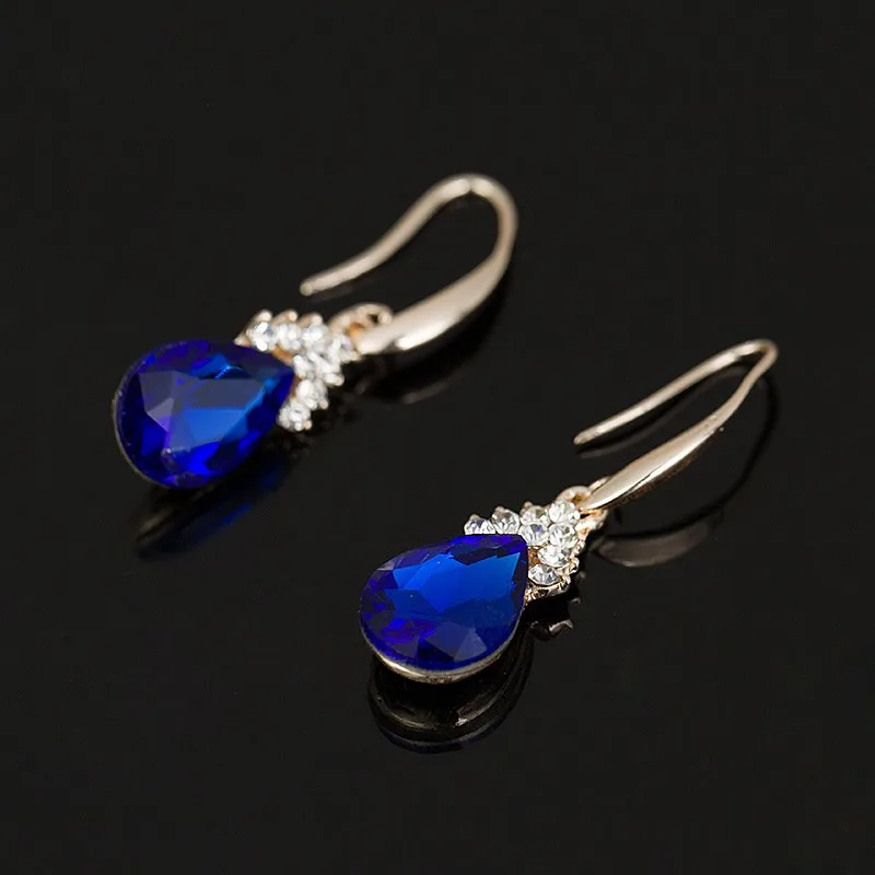 колье и серьги. классические украшения. ожерелья кольца браслеты. украшения с жемчугом. свадебные украшения колье серьги.