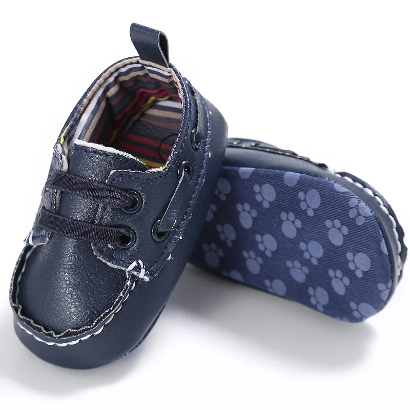 Новейшая детская повседневная обувь для мальчиков и девочек из искусственной кожи, на шнуровке, для первых шагов, нескользящая Мягкая Весенняя однотонная детская обувь 0-18M S2
