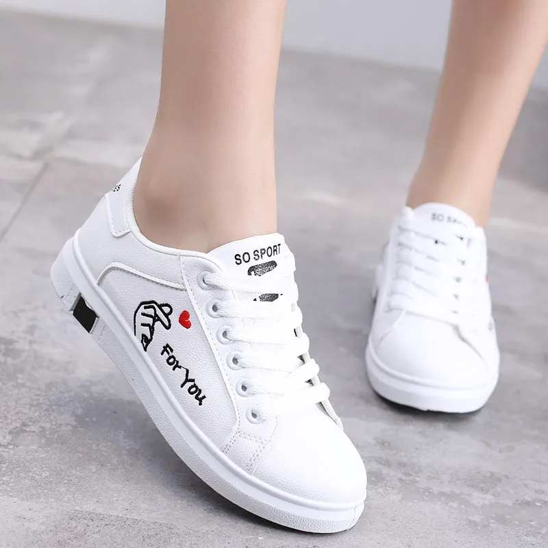 Кроссовки женские модные. Девушка в кедах. Кроссовки на платформе женские. Корейские кроссовки с большой подошвой. Модные корейские кроссовки.