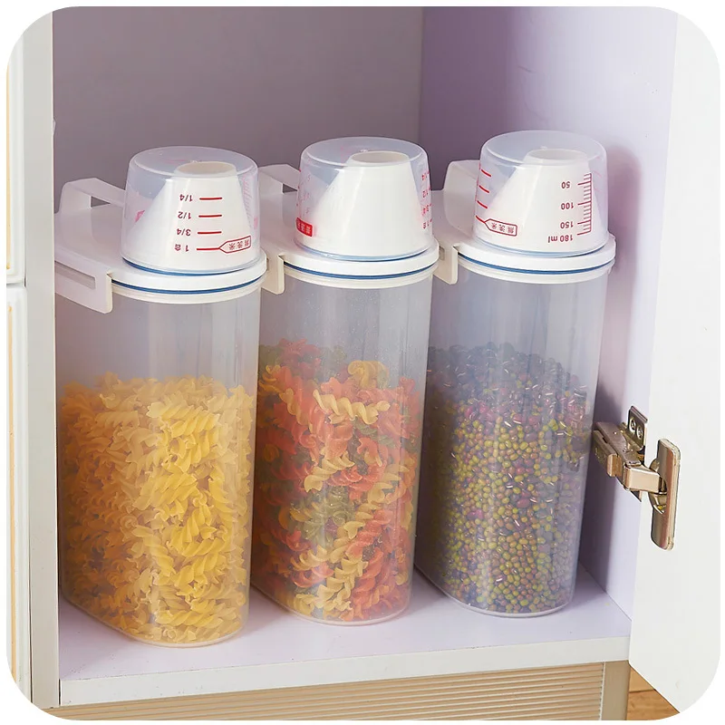 Hand covered with cups 2KG grains storage tanks with a silicone ring sealed cans of font