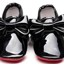 Hongteya новые стильные туфли из лакированной кожи с красной подошвой детские мокасины для детей для маленьких мальчиков и девочек; с галстуком-бабочкой, для детей ясельного возраста, для тех, кто только начинает ходить