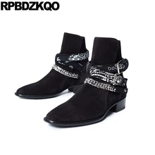 Зимние ботильоны с острым носком; большие размеры; дизайнерские байкерские ботинки в винтажном стиле с металлическим украшением; черные роскошные замшевые ботинки на массивном меху