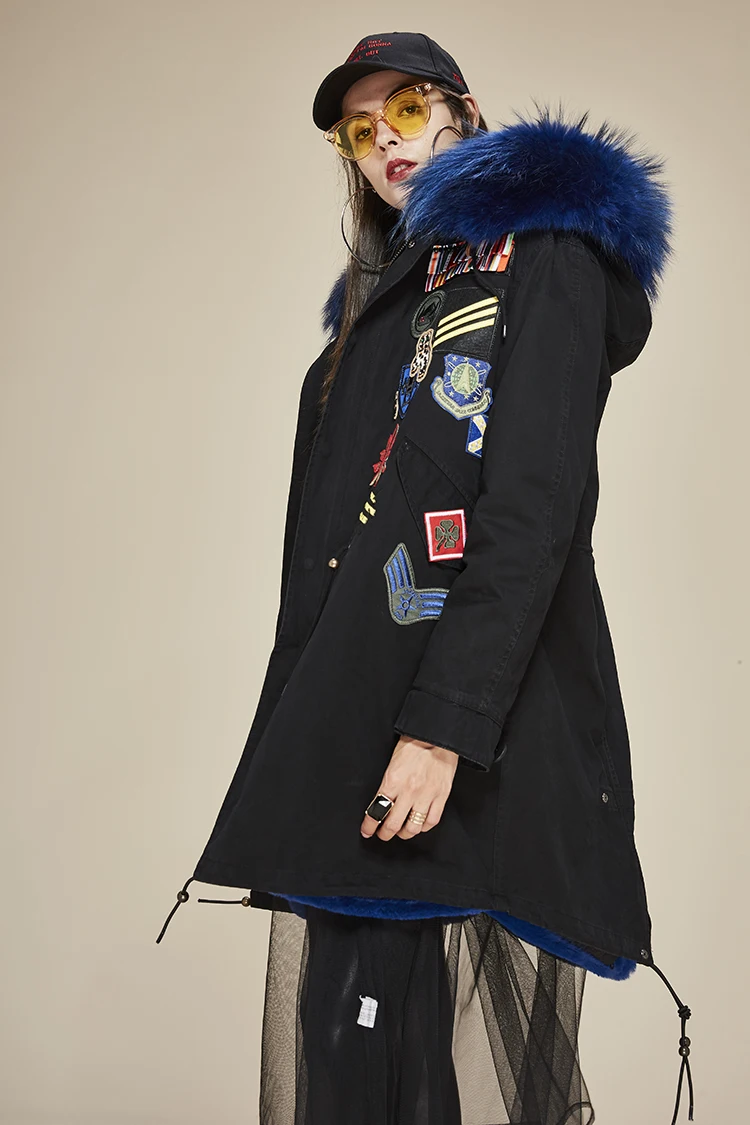 JAZZEVAR Новая модная зимняя женская парка с большим воротником из меха енота пальто с капюшоном аппликация бисер военные Медали длинная куртка