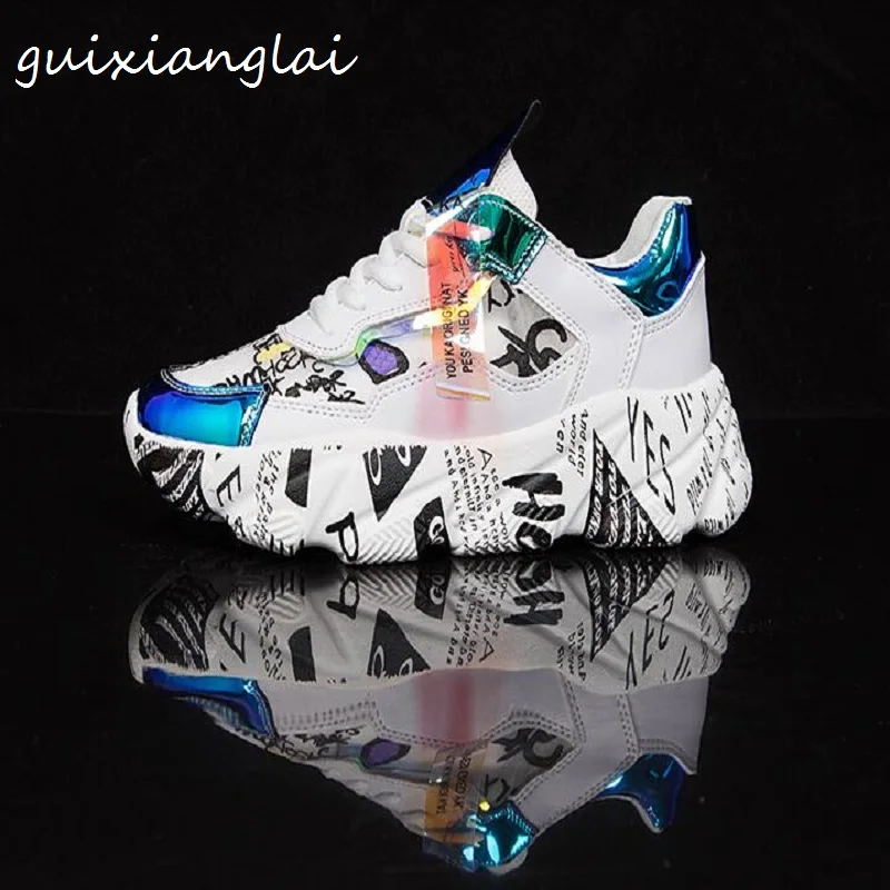 

Newspaper bottom old shoes female 2019 summer new mesh laser color matching thick bottom wild casual graffiti white shoes