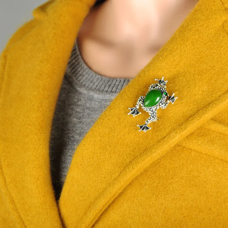Blucome Vintage Green Frog Brooch For Women Kids Men Suit Hats Accessories Scarf Buckles Antique Silver Color Clips Jewelry Pins
