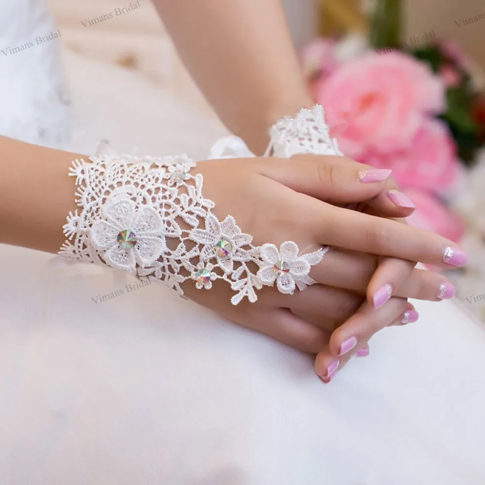 Wedding Accessories 2016 New Design Short Lace Wedding Gloves With Crystals Bridal Gloves Short Gants Dentelle Mariage