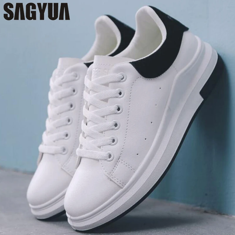 Kopen SAGYUA Jong Meisjesachtig Mode Lente Dame Kant up Vrouwen Zapatos Mujer Klassieke Dikke Bodem Casual Vrouwelijke Platte Plateauzolen T192