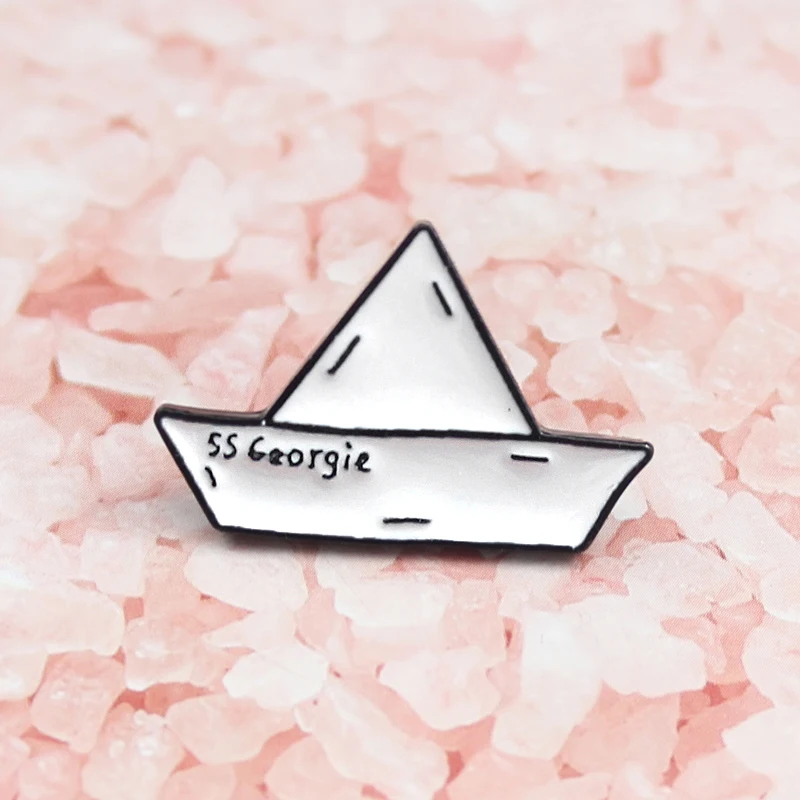 

Giocattolo per barca origami per bambini inciso "SS GEORGIE" modello spilla bianca accessori di abbigliamento in denim